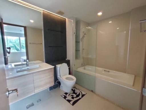 Modern bathroom with large mirror and bathtub