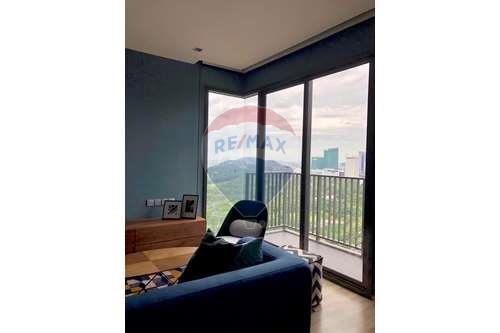 Corner room with stunning views at The Line Chatuchak.