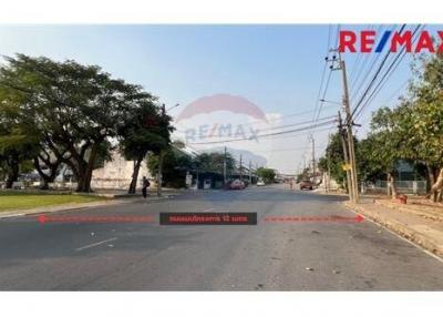 696 Sqm. Land listed for ฿ 17,052,000.