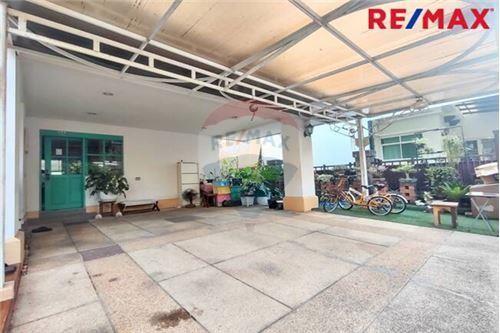 285 Sqm., 5 Beds Townhouse listed for ฿ 7,500,000.