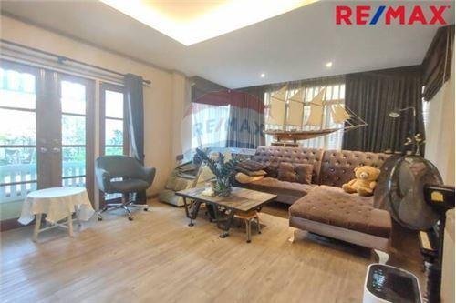 285 Sqm., 5 Beds Townhouse listed for ฿ 7,500,000.