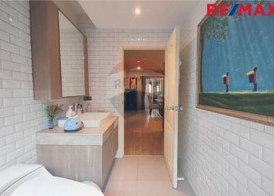 285 Sqm., 5 Beds Townhouse listed for ฿ 7,500,000.