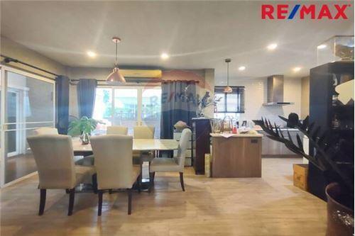 285 Sqm., 5 Beds Townhouse listed for ฿ 7,500,000.