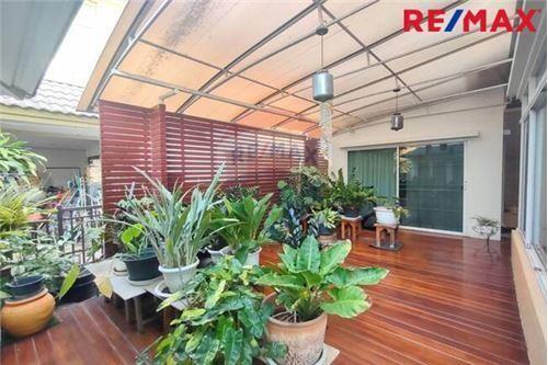 285 Sqm., 5 Beds Townhouse listed for ฿ 7,500,000.