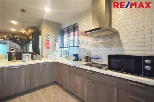 285 Sqm., 5 Beds Townhouse listed for ฿ 7,500,000.