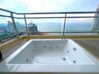 Spacious 2-bedroom condo with seaview