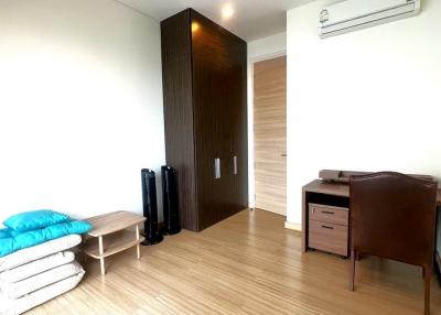 Spacious 2-bedroom condo with seaview