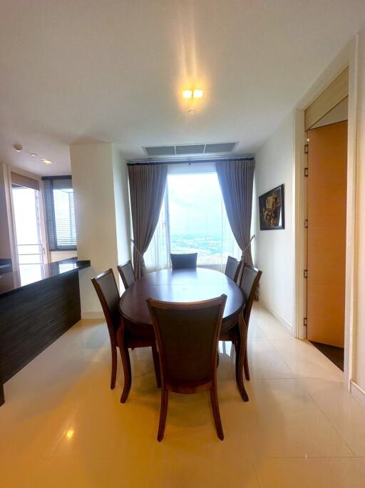 Spacious 2-bedroom condo with seaview