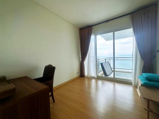 Spacious 2-bedroom condo with seaview