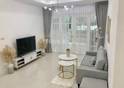 บ้าน ขาย 3 ห้องนอน 250 ตร.ม. ที่ดิน 318 m² ใน  Ruen Pisa Village, Pattaya