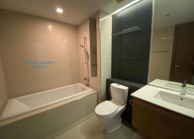 Modern bathroom with bathtub, toilet and vanity