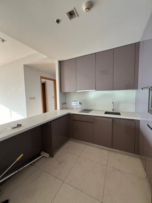 Modern kitchen with L-shaped countertop and built-in appliances