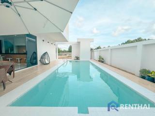 Luxury Modern Pool Villa at Pattaya