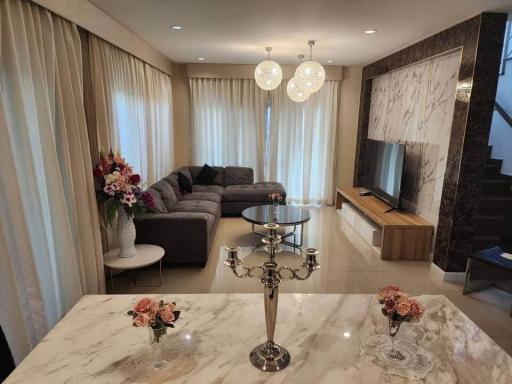 Elegant and modern living room with marble finishes and ample natural light