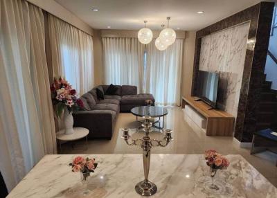 Elegant and modern living room with marble finishes and ample natural light