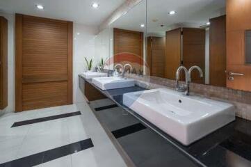 Hot Deal - Prime Sukhumvit 31 - 2BR Pet-Friendly Condo