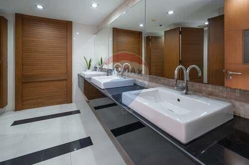 Hot Deal - Prime Sukhumvit 31 - 2BR Pet-Friendly Condo