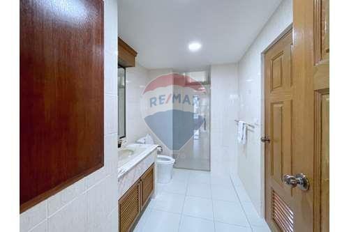 3 bed pet friendly BTS Phrom Phong Sukhumvit