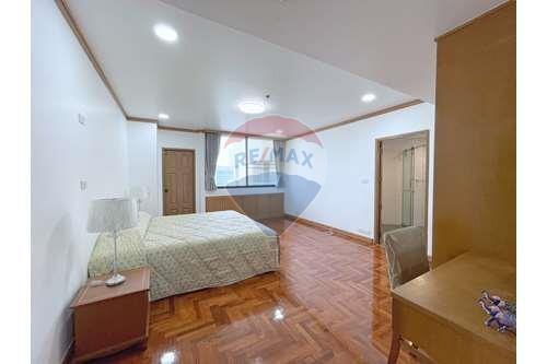 3 bed pet friendly BTS Phrom Phong Sukhumvit