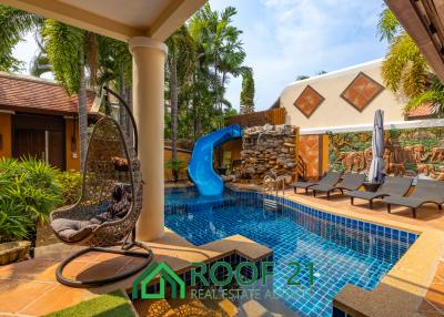 Recently renovated two-story pool villa in Jomtien, 1.2 Kilometers from Dongtan Beach and Jomtien Beach!