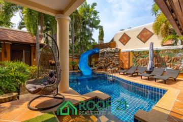 Recently renovated two-story pool villa in Jomtien, 1.2 Kilometers from Dongtan Beach and Jomtien Beach!