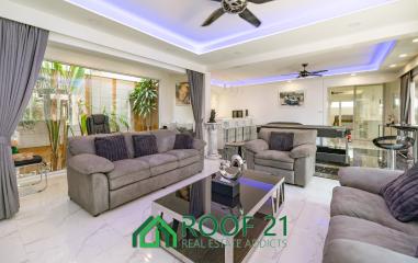 Recently renovated two-story pool villa in Jomtien, 1.2 Kilometers from Dongtan Beach and Jomtien Beach!