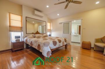 Recently renovated two-story pool villa in Jomtien, 1.2 Kilometers from Dongtan Beach and Jomtien Beach!