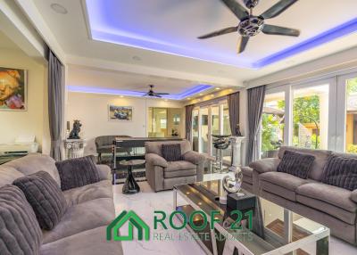 Recently renovated two-story pool villa in Jomtien, 1.2 Kilometers from Dongtan Beach and Jomtien Beach!