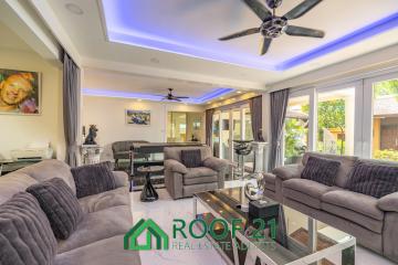 Recently renovated two-story pool villa in Jomtien, 1.2 Kilometers from Dongtan Beach and Jomtien Beach!