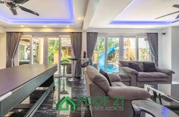 Recently renovated two-story pool villa in Jomtien, 1.2 Kilometers from Dongtan Beach and Jomtien Beach!