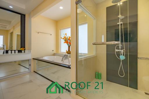 Recently renovated two-story pool villa in Jomtien, 1.2 Kilometers from Dongtan Beach and Jomtien Beach!