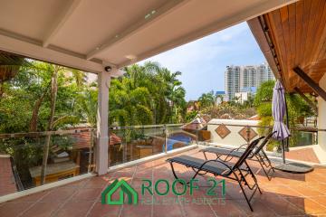 Recently renovated two-story pool villa in Jomtien, 1.2 Kilometers from Dongtan Beach and Jomtien Beach!