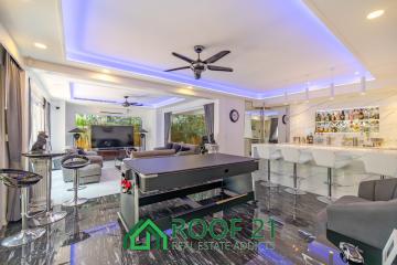 Recently renovated two-story pool villa in Jomtien, 1.2 Kilometers from Dongtan Beach and Jomtien Beach!