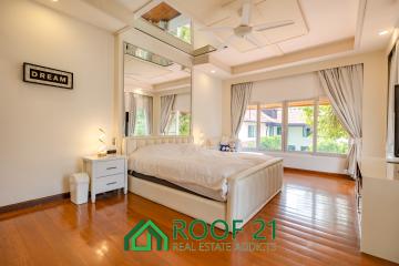 Recently renovated two-story pool villa in Jomtien, 1.2 Kilometers from Dongtan Beach and Jomtien Beach!