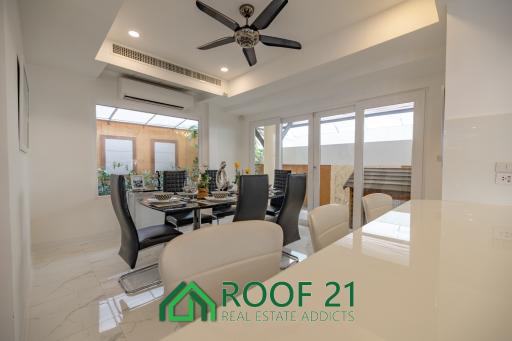 Recently renovated two-story pool villa in Jomtien, 1.2 Kilometers from Dongtan Beach and Jomtien Beach!