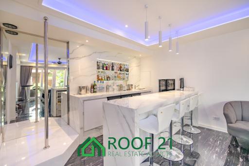 Recently renovated two-story pool villa in Jomtien, 1.2 Kilometers from Dongtan Beach and Jomtien Beach!