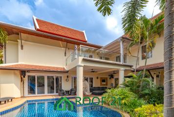 Recently renovated two-story pool villa in Jomtien, 1.2 Kilometers from Dongtan Beach and Jomtien Beach!