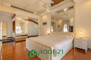 Recently renovated two-story pool villa in Jomtien, 1.2 Kilometers from Dongtan Beach and Jomtien Beach!