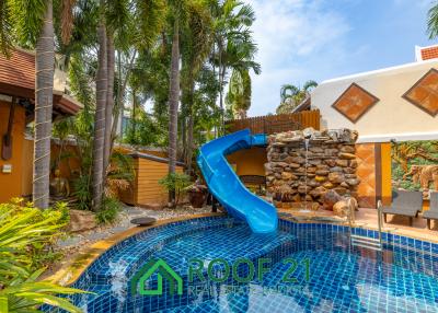 Recently renovated two-story pool villa in Jomtien, 1.2 Kilometers from Dongtan Beach and Jomtien Beach!