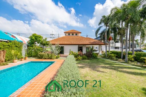 SALE detached house comes with an English style garden and pond, 3 bedrooms and 3 bathrooms, 408 sqm, Siam Country Club / S-0737K