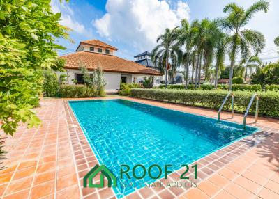 SALE detached house comes with an English style garden and pond, 3 bedrooms and 3 bathrooms, 408 sqm, Siam Country Club / S-0737K