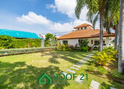 SALE detached house comes with an English style garden and pond, 3 bedrooms and 3 bathrooms, 408 sqm, Siam Country Club / S-0737K