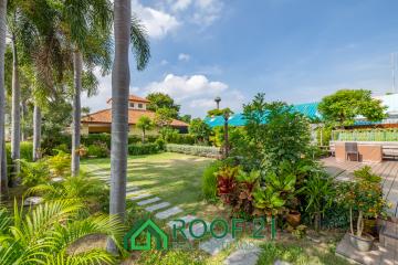 SALE detached house comes with an English style garden and pond, 3 bedrooms and 3 bathrooms, 408 sqm, Siam Country Club / S-0737K