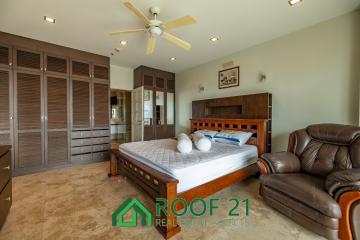 View Talay 5 located in Jomtien, 2 bedrooms, 2 bathrooms, with Jacuzzi and sauna in the master bedroom