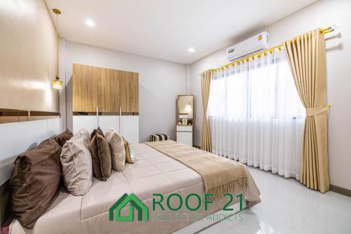 Luxurious Living in a Newly Renovated House with Private Pool Great Location: Close to Nong Nooch Garden and Khao Chi Chanin Pattaya S-0686Y