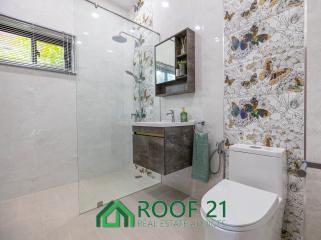 Luxurious Living in a Newly Renovated House with Private Pool Great Location: Close to Nong Nooch Garden and Khao Chi Chanin Pattaya S-0686Y