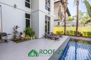 House For sale Modern Thai-Balinese Style Pool Villa near Jomtien Beach, close to Sukhumvit Road, Pattaya. S-0678Y