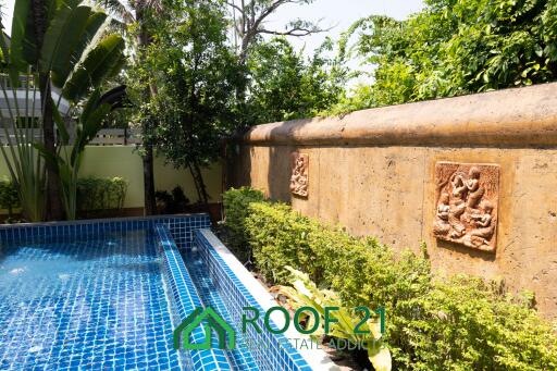 House For sale Modern Thai-Balinese Style Pool Villa near Jomtien Beach, close to Sukhumvit Road, Pattaya. S-0678Y