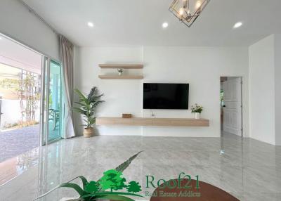 Popular area 4 Bedroom Pool Villa only 900 m. to Jomtien Beach / S-0663D