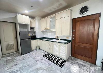 2-BR Condo at Sathorn House Condominium near BTS Surasak